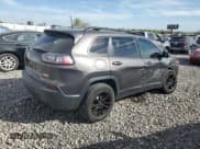 ✅ 2019 Jeep Cherokee Latitude Plus • VIN: 1C4PJMLBXKD140942 • Lot: 82192955. Wystawiony na Copart z przebiegiem 93 788 mil. Bezpłatny archiwum sprzedaży aukcyjnych z USA i szczegółowy raport historii pojazdu na DreamBid. Zdjęcie 3.