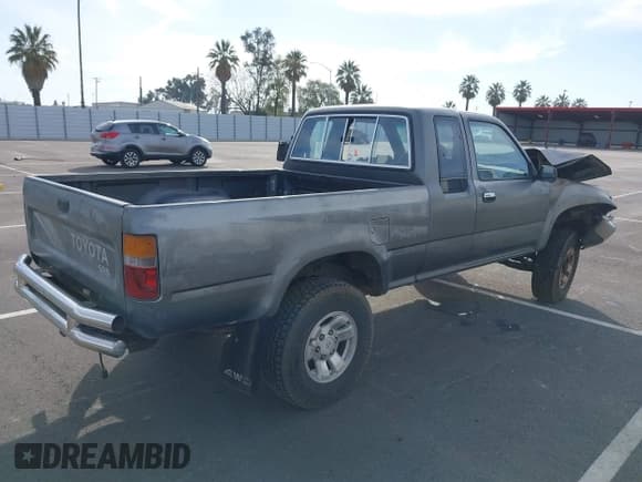 ✅ 1989 Toyota Pickup • VIN: JT4RN13S9K0003042 • Lot: 41827042. Listed on IAAI with 347,063 mi. Free auction sales archive from the USA and detailed vehicle history report at DreamBid. Image 4.