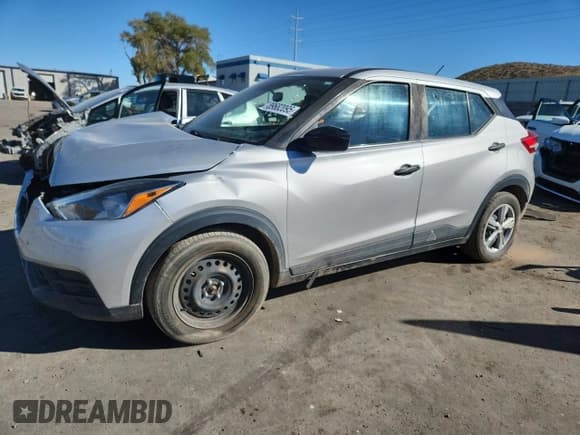 ✅ 2020 Nissan Kicks S • VIN: 3N1CP5BV5LL529596 • Lot: 89682095. Wystawiony na Copart z przebiegiem 154 215 mil. Bezpłatny archiwum sprzedaży aukcyjnych z USA i szczegółowy raport historii pojazdu na DreamBid. Zdjęcie 1.