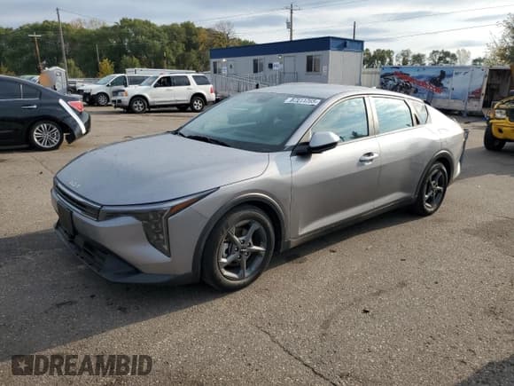 ✅ 2025 Kia K4 LXS • VIN: 3KPFT4DE4SE079424 • Lot: 87011765. Wystawiony na Copart z przebiegiem 12 812 mil. Bezpłatny archiwum sprzedaży aukcyjnych z USA i szczegółowy raport historii pojazdu na DreamBid. Zdjęcie 1.