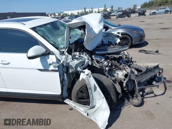 ✅ 2024 Volkswagen Atlas SE • VIN: 1V2KE2CA2RC200205 • Lot: 43342374. Listed on IAAI with 51,099 mi. Free auction sales archive from the USA and detailed vehicle history report at DreamBid. Image 18.