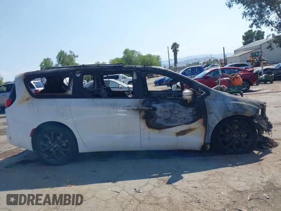 ✅ 2020 Chrysler Pacifica Limited • VIN: 2C4RC1GG1LR141211 • Лот: 43200455. Опубликован ранее на IAAI с пробегом Не указан. Бесплатный доступ к архиву аукционных продаж из США и подробный отчёт об истории автомобиля на DreamBid. Изображение 12.