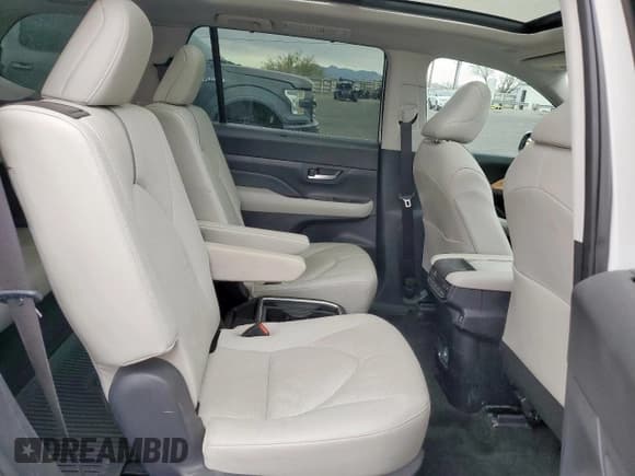 ✅ 2024 Toyota Highlander Platinum • VIN: 5TDAAAB55RS021405 • Lot: 93327265. Listed on Copart with 14,091 mi. Free auction sales archive from the USA and detailed vehicle history report at DreamBid. Image 11.