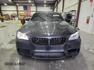 ✅ 2013 BMW M5 • VIN: WBSFV9C54DD095869 • Lot: 90039025. Wystawiony na Copart z przebiegiem 135 836 mil. Bezpłatny archiwum sprzedaży aukcyjnych z USA i szczegółowy raport historii pojazdu na DreamBid. Zdjęcie 5.
