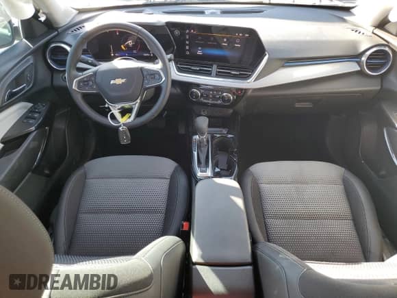 2025 Chevrolet Trax LT z VIN KL77LHEP5SC043418, wystawiony jako Copart lot #81254775 z przebiegiem 13 629 mil mil oraz Szkoda całkowita • Salvage title. Historia ofert i sprzedaży dostępna na DreamBid. Obrazek 8.