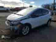 2021 Chevrolet Bolt EV LT z VIN 1G1FY6S02M4103527, wystawiony jako Copart lot #81550613 z przebiegiem 56 790 mil mil oraz . Historia ofert i sprzedaży dostępna na DreamBid. Obrazek 1.