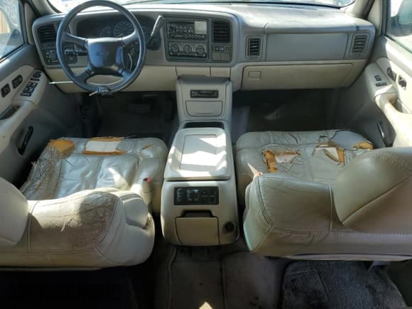 ✅ 2000 Chevrolet Suburban LS • VIN: 3GNEC16T2YG167589 • Lot: 89736015. Listed on Copart with Not provided. Free auction sales archive from the USA and detailed vehicle history report at DreamBid. Image 8.