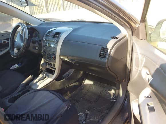 ✅ 2010 Toyota Corolla S • VIN: 1NXBU4EE9AZ182148 • Lot: 43521724. Wystawiony na IAAI z przebiegiem 238 951 mil. Bezpłatny archiwum sprzedaży aukcyjnych z USA i szczegółowy raport historii pojazdu na DreamBid. Zdjęcie 5.