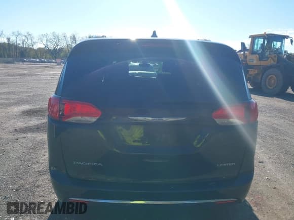 ✅ 2018 Chrysler Pacifica Limited • VIN: 2C4RC1GG5JR321465 • Lot: 43484376. Wystawiony na IAAI z przebiegiem 76 212 mil. Bezpłatny archiwum sprzedaży aukcyjnych z USA i szczegółowy raport historii pojazdu na DreamBid. Zdjęcie 16.