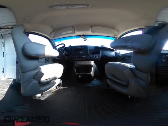 ✅ 2020 Chevrolet Express Cargo • VIN: 1GCWGAFG4L1136579 • Lot: 42368930. Wystawiony na IAAI z przebiegiem 148 792 mil. Bezpłatny archiwum sprzedaży aukcyjnych z USA i szczegółowy raport historii pojazdu na DreamBid. Zdjęcie 18.