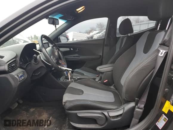 2019 Hyundai Veloster Premium z VIN KMHTG6AF2KU010762, wystawiony jako Copart lot #84039384 z przebiegiem 126 096 mil mil oraz Czysty tytuł • Clean title. Historia ofert i sprzedaży dostępna na DreamBid. Obrazek 7.