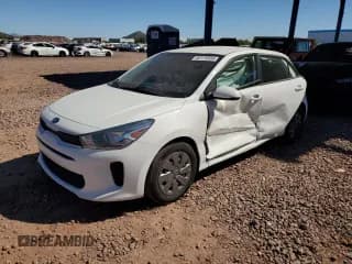 ✅ 2020 Kia Rio S • VIN: 3KPA25AD8LE318294 • Lot: 82176455. Wystawiony na Copart z przebiegiem 57 128 mil. Bezpłatny archiwum sprzedaży aukcyjnych z USA i szczegółowy raport historii pojazdu na DreamBid. Zdjęcie 1.