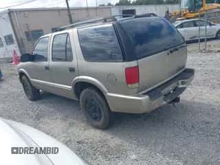 2002 Chevrolet Blazer LS z VIN 1GNDT13W22K135560, wystawiony jako IAAI lot #43381193 z przebiegiem 169 980 mil mil oraz . Historia ofert i sprzedaży dostępna na DreamBid. Obrazek 3.