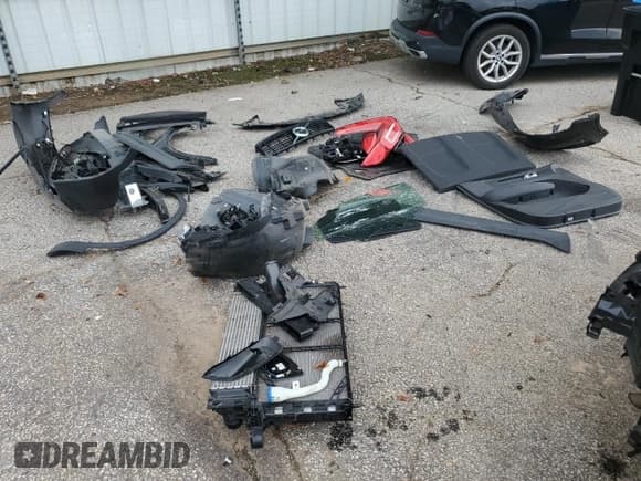 ✅ 2022 Volvo XC40 R-Design • VIN: YV4162UM7N2769504 • Lot: 69585735. Wystawiony na Copart z przebiegiem 37 041 mil. Bezpłatny archiwum sprzedaży aukcyjnych z USA i szczegółowy raport historii pojazdu na DreamBid. Zdjęcie 13.