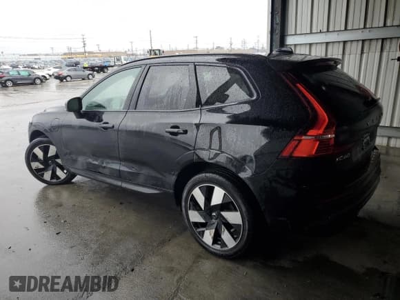 ✅ 2025 Volvo XC60 Plus • VIN: YV4H60RC8S1029786 • Lot: 44979055. Listed on Copart with 17,646 mi. Free auction sales archive from the USA and detailed vehicle history report at DreamBid. Image 2.
