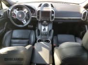 ✅ 2014 Porsche Cayenne GTS • VIN: WP1AD2A22ELA70561 • Lot: 79702924. Wystawiony na Copart z przebiegiem 119 882 mil. Bezpłatny archiwum sprzedaży aukcyjnych z USA i szczegółowy raport historii pojazdu na DreamBid. Zdjęcie 8.