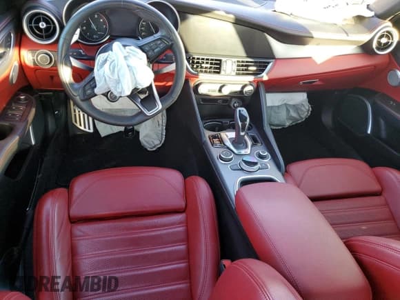 ✅ 2020 Alfa Romeo Giulia Ti Sport • VIN: ZARFAMBN7L7635824 • Lot: 73010252. Wystawiony na Copart z przebiegiem 15 771 mil. Bezpłatny archiwum sprzedaży aukcyjnych z USA i szczegółowy raport historii pojazdu na DreamBid. Zdjęcie 8.