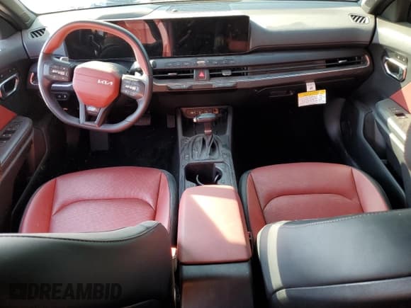 ✅ 2025 Kia K4 GT-Line • VIN: 3KPFW4DE4SE093847 • Lot: 67602635. Wystawiony na Copart z przebiegiem 3 669 mil. Bezpłatny archiwum sprzedaży aukcyjnych z USA i szczegółowy raport historii pojazdu na DreamBid. Zdjęcie 8.