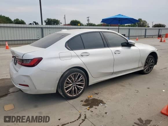 2023 BMW 3 Series 330i xDrive z VIN 3MW89FF01P8D57221, wystawiony jako Copart lot #71742965 z przebiegiem 44 395 mil mil oraz Szkoda całkowita • Salvage title. Historia ofert i sprzedaży dostępna na DreamBid. Obrazek 3.
