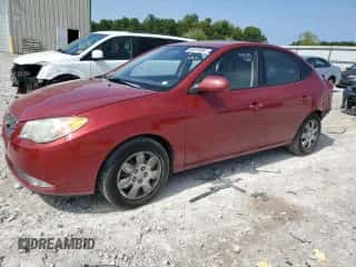 2008 Hyundai Elantra GLS z VIN KMHDU46D98U424901, wystawiony jako Copart lot #68252864 z przebiegiem 181 791 mil mil oraz Szkoda całkowita • Salvage title. Historia ofert i sprzedaży dostępna na DreamBid. Obrazek 1.