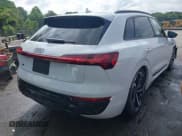✅ 2024 Audi Q8 e-tron • VIN: WA16AAGE9RB036425 • Lot: 42515156. Wystawiony na IAAI z przebiegiem 4 263 mil. Bezpłatny archiwum sprzedaży aukcyjnych z USA i szczegółowy raport historii pojazdu na DreamBid. Zdjęcie 4.