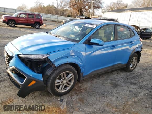 2020 Hyundai Kona SE z VIN KM8K1CAA0LU586836, wystawiony jako Copart lot #70412412 z przebiegiem 73 857 mil mil oraz . Historia ofert i sprzedaży dostępna na DreamBid. Obrazek 1.