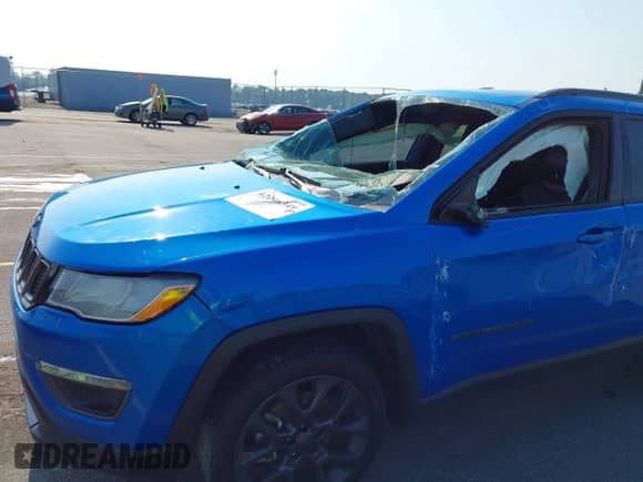 2021 Jeep Compass 80th Anniversary z VIN 3C4NJCEB3MT531703, wystawiony jako IAAI lot #42006349 z przebiegiem 73 876 mil mil oraz . Historia ofert i sprzedaży dostępna na DreamBid. Obrazek 6.