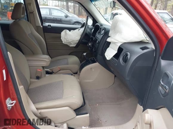 ✅ 2009 Jeep Patriot Sport • VIN: 1J4FT28B69D122011 • Lot: 41740188. Wystawiony na IAAI z przebiegiem 111 848 mil. Bezpłatny archiwum sprzedaży aukcyjnych z USA i szczegółowy raport historii pojazdu na DreamBid. Zdjęcie 5.