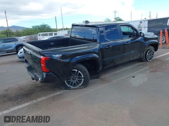 ✅ 2024 Toyota Tacoma SR5 • VIN: 3TYKB5FN9RT011709 • Lot: 42475443. Wystawiony na IAAI z przebiegiem 11 357 mil. Bezpłatny archiwum sprzedaży aukcyjnych z USA i szczegółowy raport historii pojazdu na DreamBid. Zdjęcie 4.