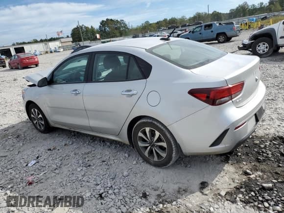 ✅ 2023 Kia Rio S • VIN: 3KPA24AD1PE529305 • Lot: 84986045. Wystawiony na Copart z przebiegiem 62 788 mil. Bezpłatny archiwum sprzedaży aukcyjnych z USA i szczegółowy raport historii pojazdu na DreamBid. Zdjęcie 2.