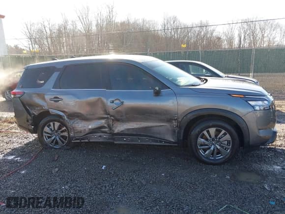 ✅ 2024 Nissan Pathfinder S • VIN: 5N1DR3AC1RC251330 • Lot: 41738829. Wystawiony na IAAI z przebiegiem 7 136 mil. Bezpłatny archiwum sprzedaży aukcyjnych z USA i szczegółowy raport historii pojazdu na DreamBid. Zdjęcie 13.