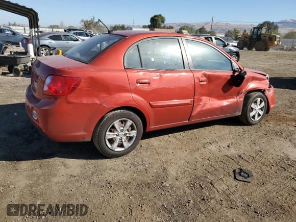 ✅ 2011 Kia Rio LX • VIN: KNADH4A35B6952936 • Lot: 70288604. Wystawiony na Copart z przebiegiem 98 359 mil. Bezpłatny archiwum sprzedaży aukcyjnych z USA i szczegółowy raport historii pojazdu na DreamBid. Zdjęcie 3.