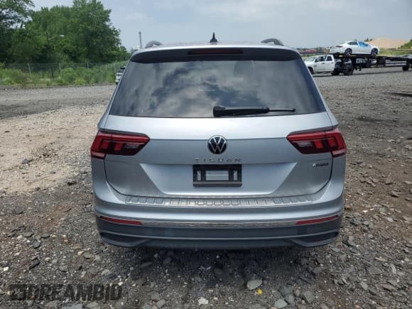 ✅ 2024 Volkswagen Tiguan S • VIN: 3VVFB7AX6RM018247 • Lot: 64643975. Wystawiony na Copart z przebiegiem 12 933 mil. Bezpłatny archiwum sprzedaży aukcyjnych z USA i szczegółowy raport historii pojazdu na DreamBid. Zdjęcie 6.