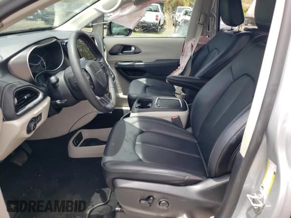 ✅ 2024 Chrysler Pacifica Hybrid Select • VIN: 2C4RC1S71RR166741 • Lot: 70136935. Listed on Copart with 17,555 mi. Free auction sales archive from the USA and detailed vehicle history report at DreamBid. Image 7.