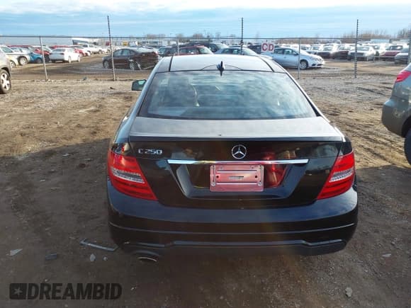 ✅ 2014 Mercedes-Benz C 250 • VIN: WDDGJ4HB5EG327622 • Lot: 41534358. Wystawiony na IAAI z przebiegiem 140 843 mil. Bezpłatny archiwum sprzedaży aukcyjnych z USA i szczegółowy raport historii pojazdu na DreamBid. Zdjęcie 16.