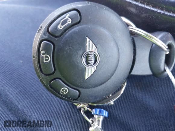 ✅ 2010 MINI Convertible S • VIN: WMWMS3C57ATY51245 • Лот: 41802174. Опубликован ранее на IAAI с пробегом 110 154 миль. Бесплатный доступ к архиву аукционных продаж из США и подробный отчёт об истории автомобиля на DreamBid. Изображение 11.