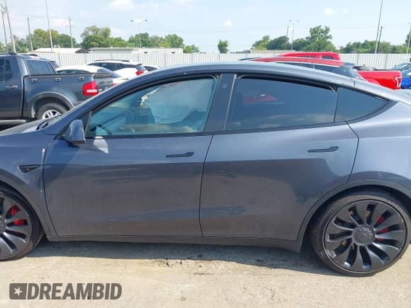 ✅ 2023 Tesla Model Y Performance • VIN: 7SAYGDEFXPF711562 • Lot: 43081300. Wystawiony na IAAI z przebiegiem Nie podano. Bezpłatny archiwum sprzedaży aukcyjnych z USA i szczegółowy raport historii pojazdu na DreamBid. Zdjęcie 13.