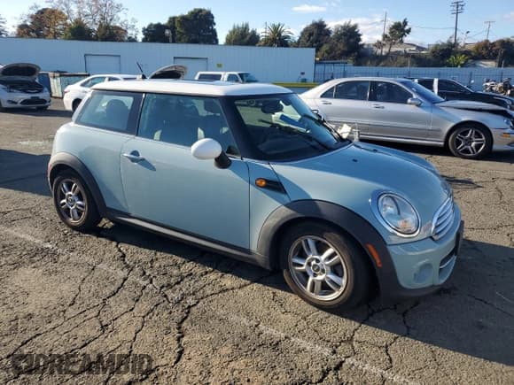 ✅ 2013 MINI Hardtop • VIN: WMWSU3C55DT689959 • Лот: 93443645. Опубликован ранее на Copart с пробегом 86 934 миль. Бесплатный доступ к архиву аукционных продаж из США и подробный отчёт об истории автомобиля на DreamBid. Изображение 4.