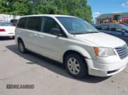 ✅ 2010 Chrysler Town & Country LX • VIN: 2A4RR2D17AR405642 • Lot: 42264125. Wystawiony na IAAI z przebiegiem 136 081 mil. Bezpłatny archiwum sprzedaży aukcyjnych z USA i szczegółowy raport historii pojazdu na DreamBid. Zdjęcie 1.