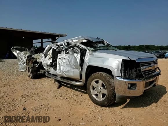 ✅ 2015 Chevrolet Silverado 2500HD LT • VIN: 1GC1KVEG0FF111137 • Lot: 59334755. Wystawiony na Copart z przebiegiem Nie podano. Bezpłatny archiwum sprzedaży aukcyjnych z USA i szczegółowy raport historii pojazdu na DreamBid. Zdjęcie 13.