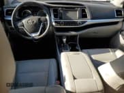 ✅ 2019 Toyota Highlander Hybrid XLE • VIN: 5TDJGRFH5KS079053 • Лот: 86642255. Опубликован ранее на Copart с пробегом 123 191 миль. Бесплатный доступ к архиву аукционных продаж из США и подробный отчёт об истории автомобиля на DreamBid. Изображение 8.