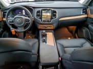 ✅ 2024 Volvo XC90 Plus Bright Theme • VIN: YV4062PE5R1180026 • Lot: 95345615. Wystawiony na Copart z przebiegiem 31 477 mil. Bezpłatny archiwum sprzedaży aukcyjnych z USA i szczegółowy raport historii pojazdu na DreamBid. Zdjęcie 8.