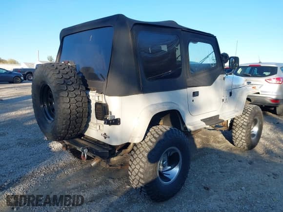 ✅ 1995 Jeep Wrangler • VIN: 1J4FY29S2SP290717 • Lot: 43714112. Wystawiony na IAAI z przebiegiem 97 742 mil. Bezpłatny archiwum sprzedaży aukcyjnych z USA i szczegółowy raport historii pojazdu na DreamBid. Zdjęcie 4.