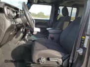 ✅ 2022 Jeep Wrangler Unlimited Sport Altitude • VIN: 1C4HJXDN0NW200329 • Lot: 89687575. Wystawiony na Copart z przebiegiem 46 956 mil. Bezpłatny archiwum sprzedaży aukcyjnych z USA i szczegółowy raport historii pojazdu na DreamBid. Zdjęcie 7.