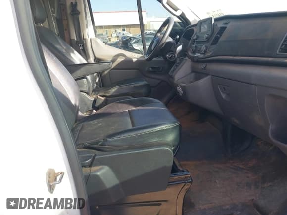 ✅ 2020 Ford Transit Cargo • VIN: 1FTBR1Y86LKA30515 • Lot: 41441522. Wystawiony na IAAI z przebiegiem 84 331 mil. Bezpłatny archiwum sprzedaży aukcyjnych z USA i szczegółowy raport historii pojazdu na DreamBid. Zdjęcie 8.