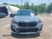 ✅ 2024 BMW X1 • VIN: WBX13EF04R5X70933 • Lot: 42491042. Wystawiony na IAAI z przebiegiem 21 308 mil. Bezpłatny archiwum sprzedaży aukcyjnych z USA i szczegółowy raport historii pojazdu na DreamBid. Zdjęcie 12.