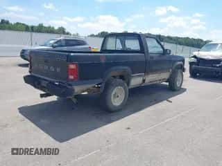 1988 Dodge Dakota z VIN 1B7GR64XOJS726722, wystawiony jako IAAI lot #42838547 z przebiegiem 267 108 mil mil oraz . Historia ofert i sprzedaży dostępna na DreamBid. Obrazek 4.