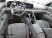 2024 Hyundai Elantra SEL z VIN KMHLM4DG9RU799052, wystawiony jako Copart lot #83959175 z przebiegiem 18 318 mil mil oraz Szkoda całkowita • Salvage title. Historia ofert i sprzedaży dostępna na DreamBid. Obrazek 8.