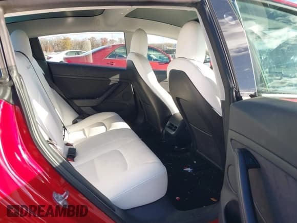 ✅ 2021 Tesla Model 3 Performance • VIN: 5YJ3E1EC0MF975578 • Lot: 43718657. Wystawiony na IAAI z przebiegiem 47 036 mil. Bezpłatny archiwum sprzedaży aukcyjnych z USA i szczegółowy raport historii pojazdu na DreamBid. Zdjęcie 8.