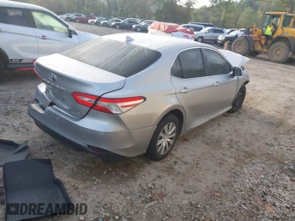 2020 Toyota Camry Hybrid LE z VIN 4T1C31AK0LU524185, wystawiony jako IAAI lot #43334178 z przebiegiem 241 680 mil mil oraz . Historia ofert i sprzedaży dostępna na DreamBid. Obrazek 4.